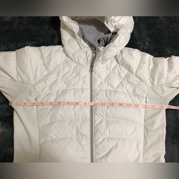 Women’s Lululemon Down for a run jacket size 6, white. Used condition - Picture 9 of 12